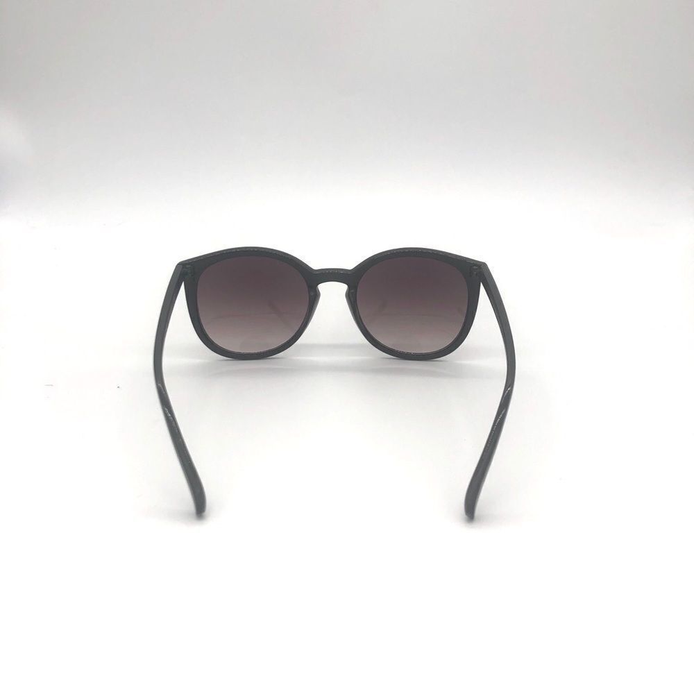 Black Sunglasses 🌸Free w/ any Bundle purchase - Picture 3 of 4